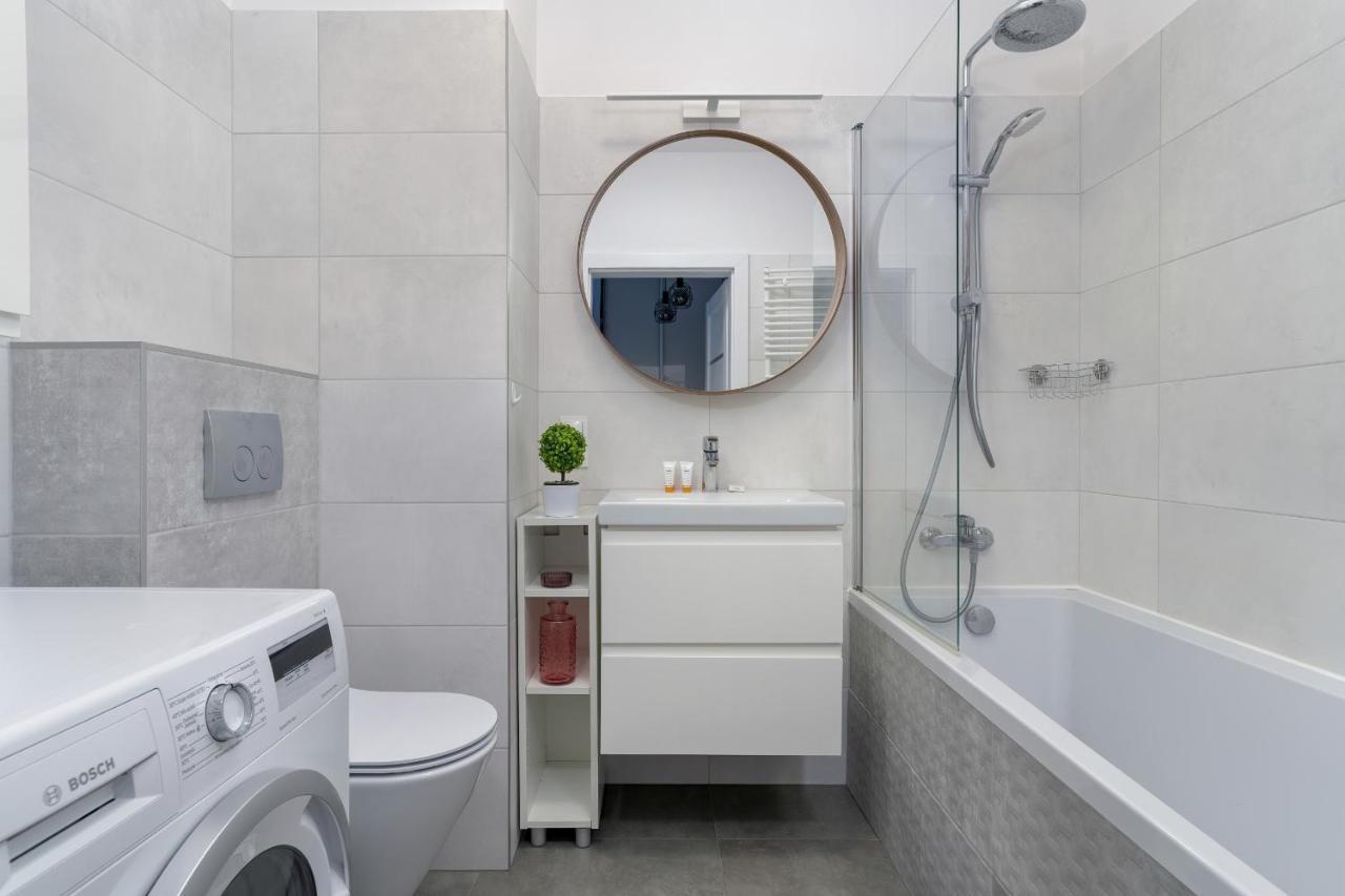 Stylish & Comfy Garbary Apartments With Parking By Noclegi Renters Poznan Ngoại thất bức ảnh
