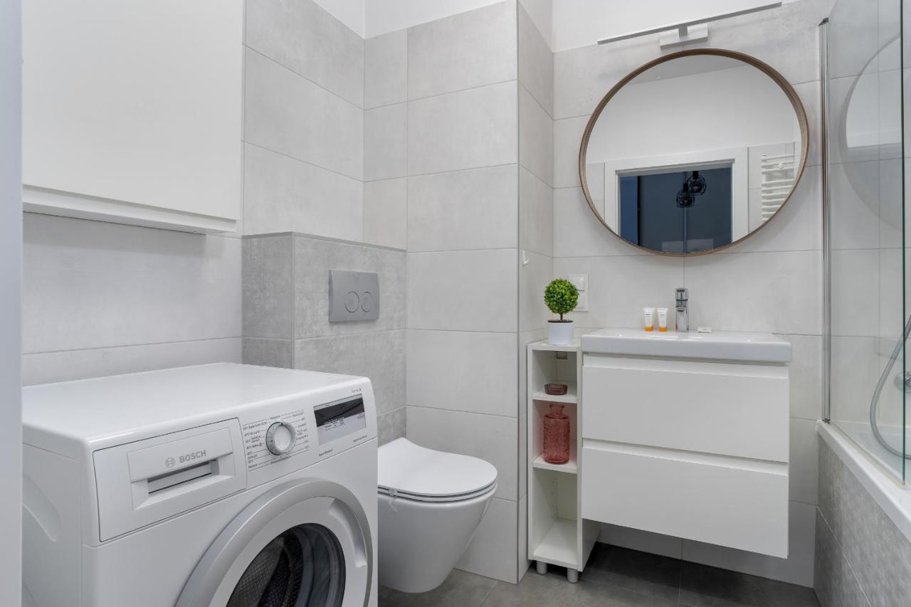 Stylish & Comfy Garbary Apartments With Parking By Noclegi Renters Poznan Ngoại thất bức ảnh