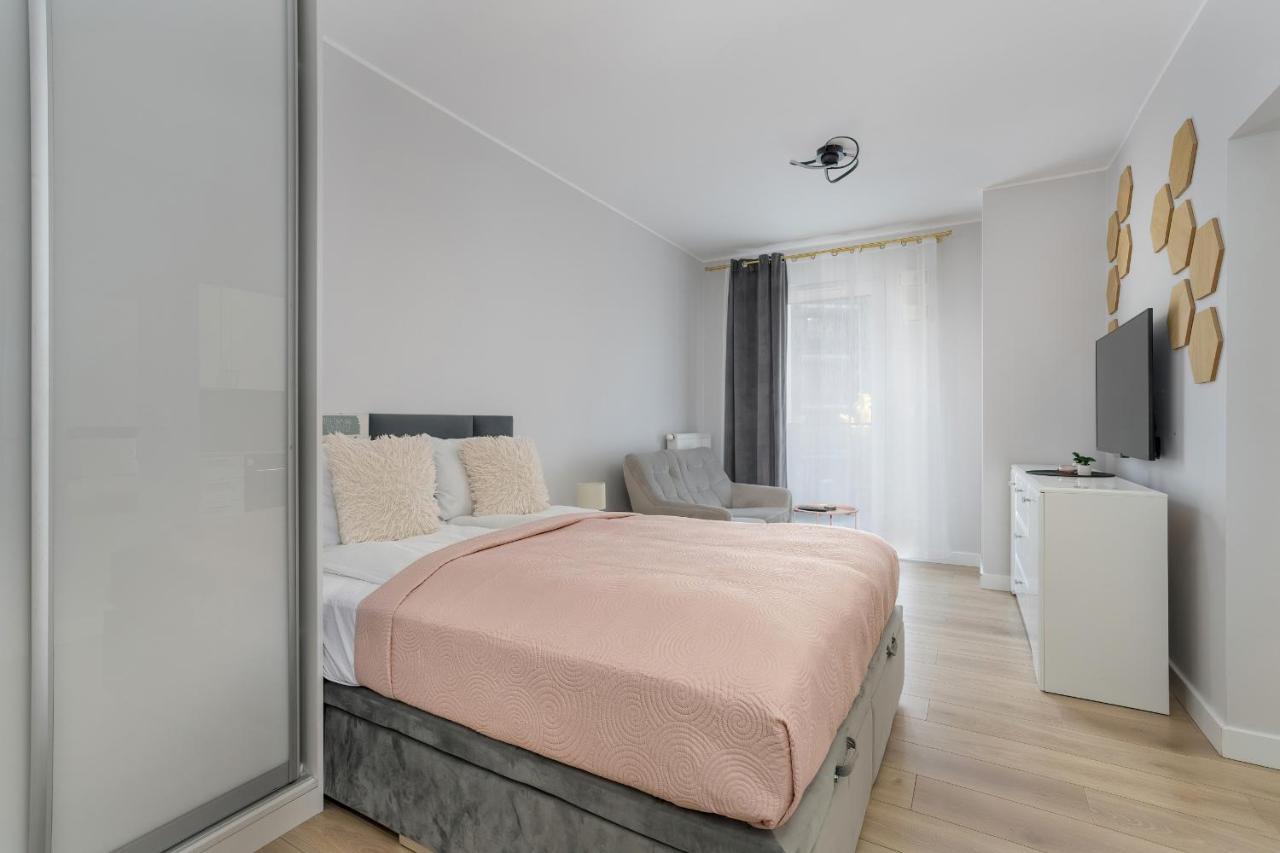 Stylish & Comfy Garbary Apartments With Parking By Noclegi Renters Poznan Ngoại thất bức ảnh